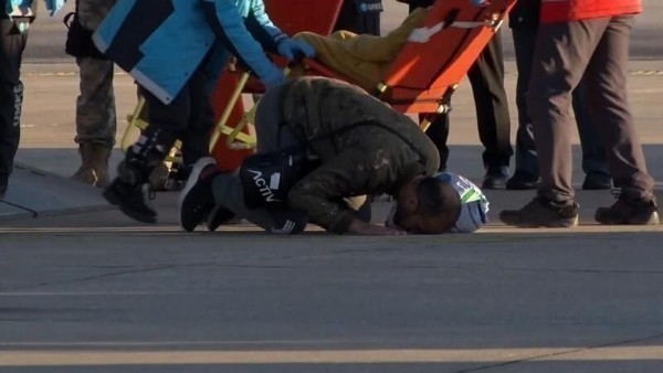  Ankara'ya getirilen Gazzeli mutluluktan secdeye kapnadı!